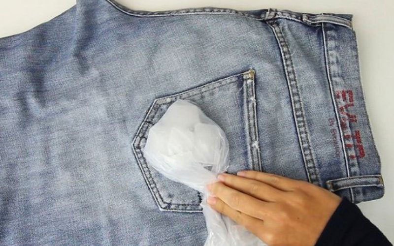 dùng túi đá lạnh gỡ kẹo cao su