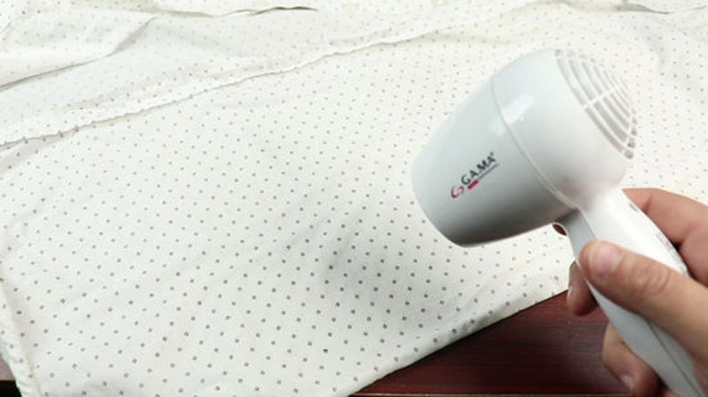 dùng máy sấy gỡ kẹo cao su